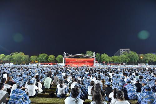 学生们认真听讲座