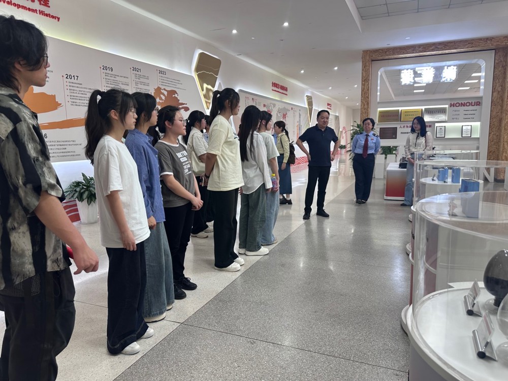 图2 师生参观柳州国轩电池有限公司生产基地