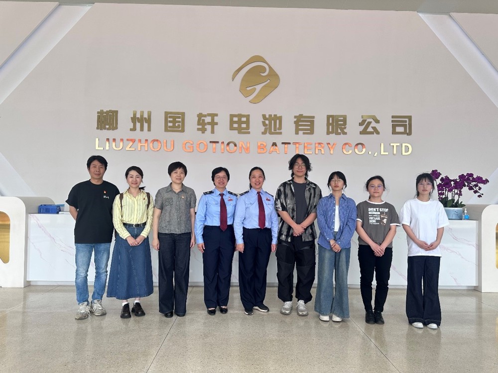 图1我院师生与国家税务总局柳州市税务局领导合影