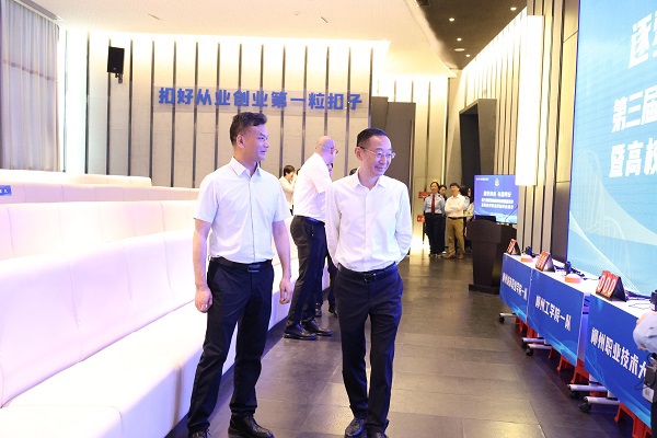 广西税务局党委委员、总经济师黄尚书（左一）和柳州职业技术大学党委书记刘子林（左二）查看柳州市第三届税费知识和办税技能竞赛暨高校税收法律知识挑战赛赛前准备情况