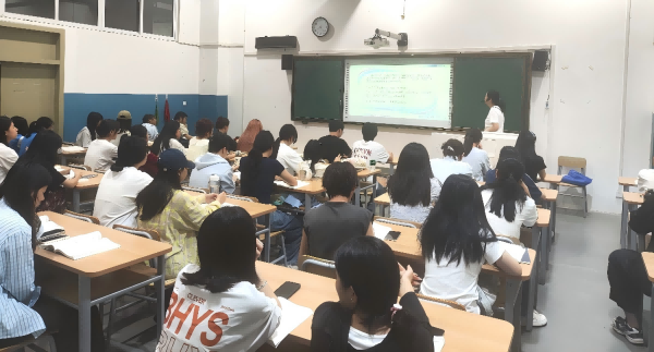 黄容老师在课堂上讲授“资产清查”相关知识