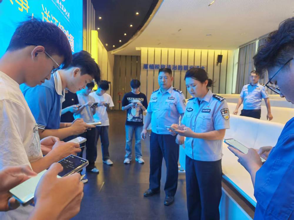 户政科民警现场教学生使用“桂警通办”