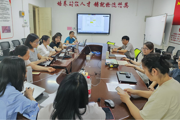课程组老师进行研讨