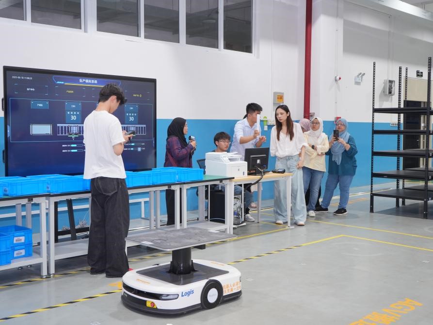 学员观摩AGV小车出入库操作 学员观摩AGV小车出入库操作