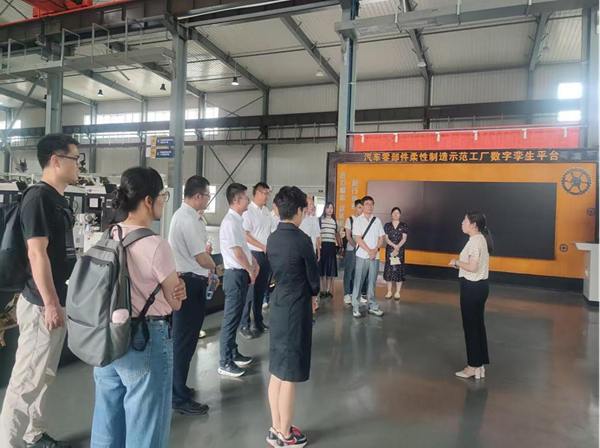 参观智能制造赋能中心党建教育基地现场