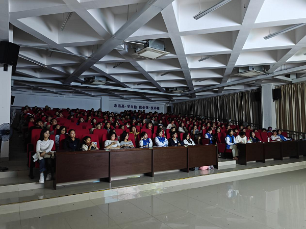 同学们认真观影