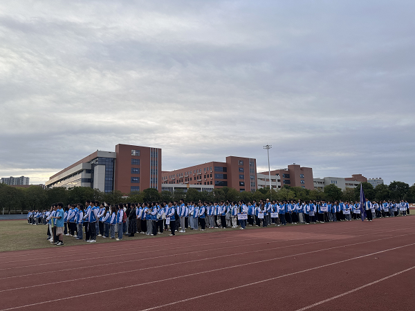 全院师生行注目礼