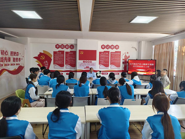 覃宗万讲主题党课