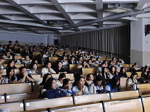 同学们认真观影