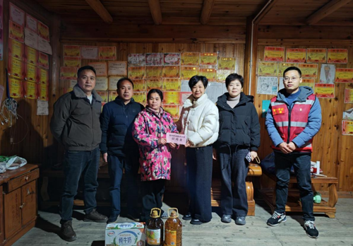 财经与物流管理学院赴独峒镇牙寨村开展慰问交流活动