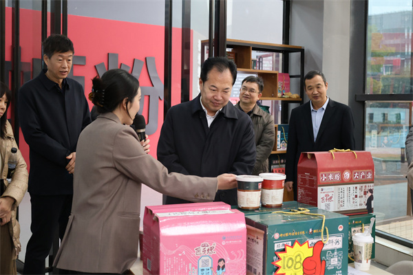 参观柳州螺蛳粉产业学院