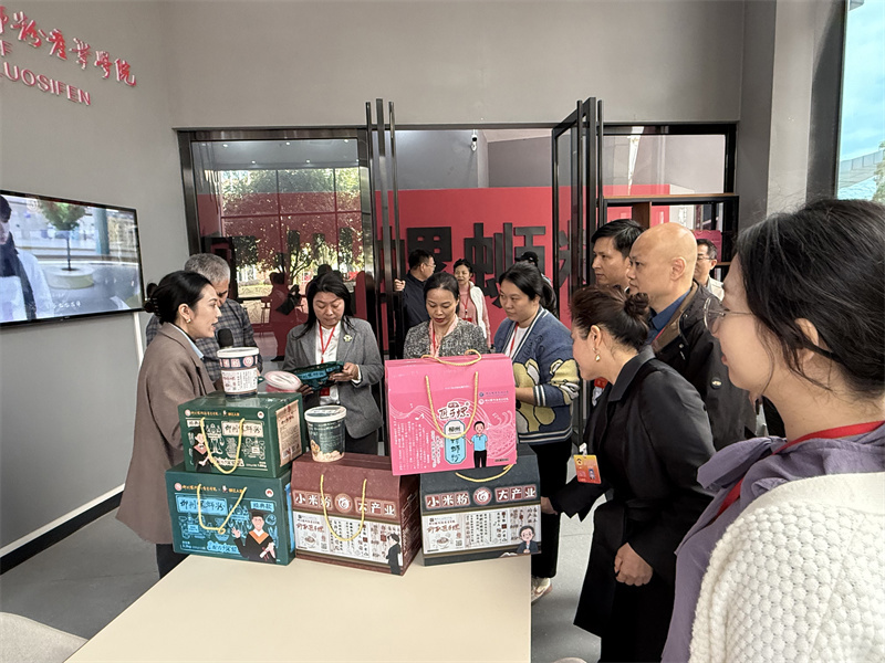 调研组参观柳州螺蛳粉产业学院