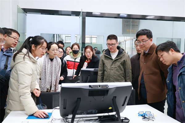 参观汽车工程学院