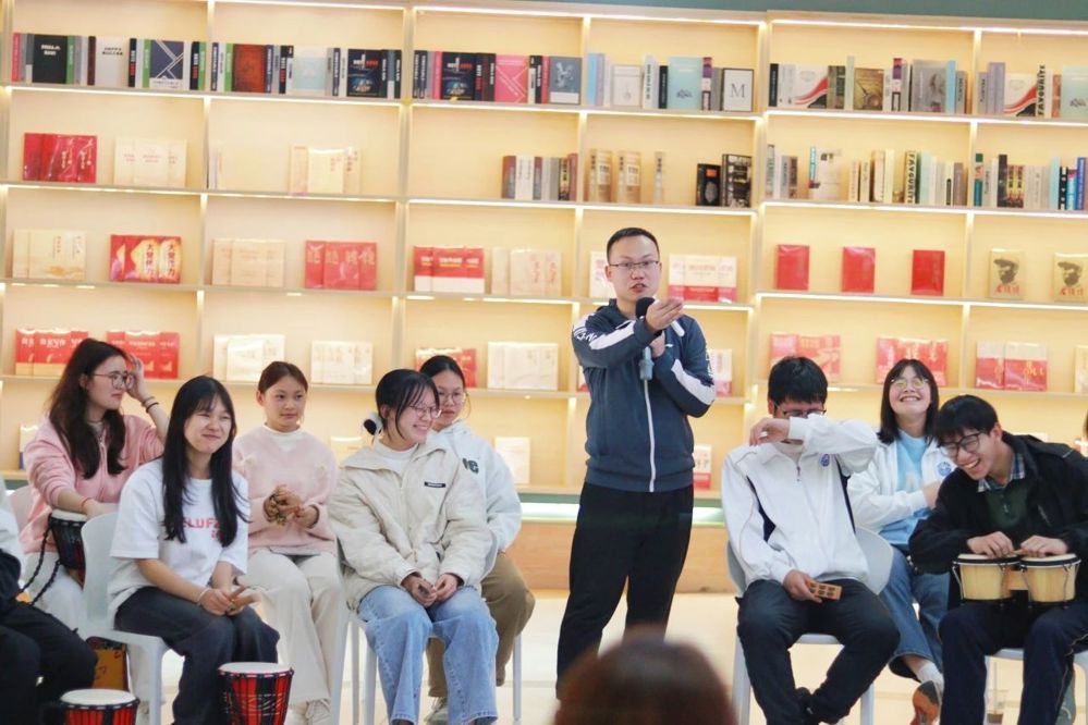 韦益良老师带领同学们开展音乐疗愈实践