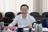 校党委理论学习中心组召开专题学习会