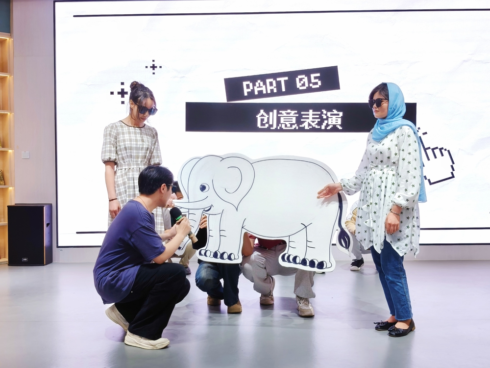 表演者演绎中国经典寓言故事