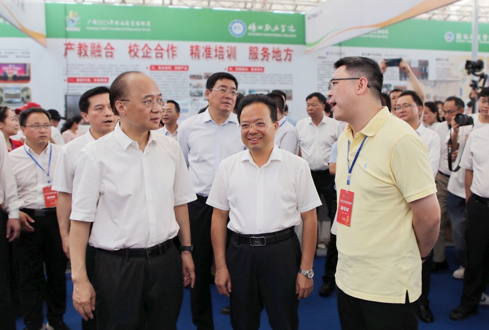 我校领导向自治区政府副主席廖品琥（前排左一）、自治区教育厅副厅长伍锦昌（前排左二）介绍学校办学情况