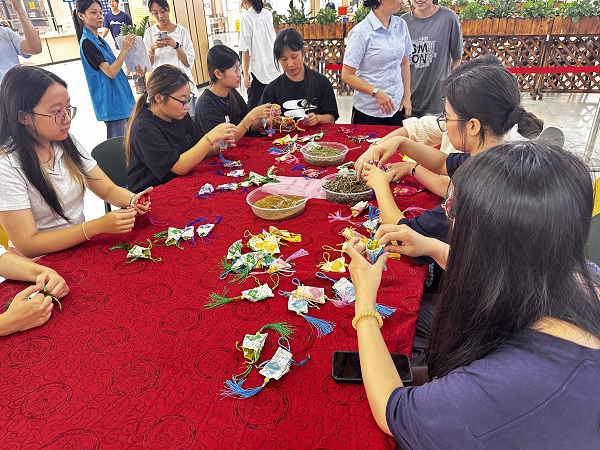 学生学习制作香囊