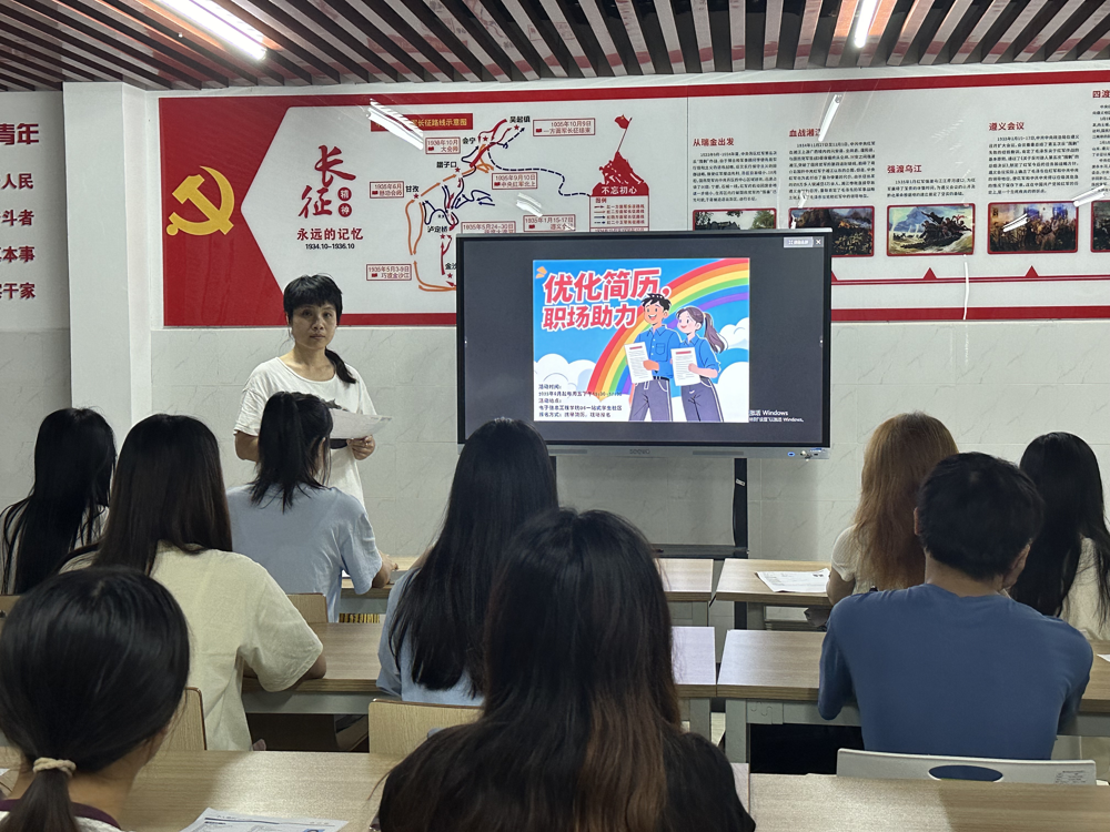 卢岚岚向学生介绍简历优化的原则