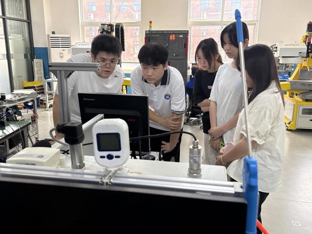 D:/lilili/Desktop/老师带队.jpg老师带队