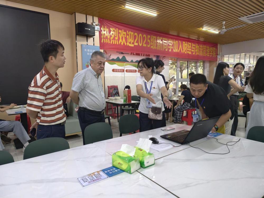 图4 学院领导查看新生报到情况