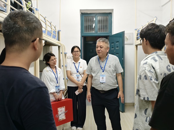 图6 学院领导带队检查宿舍