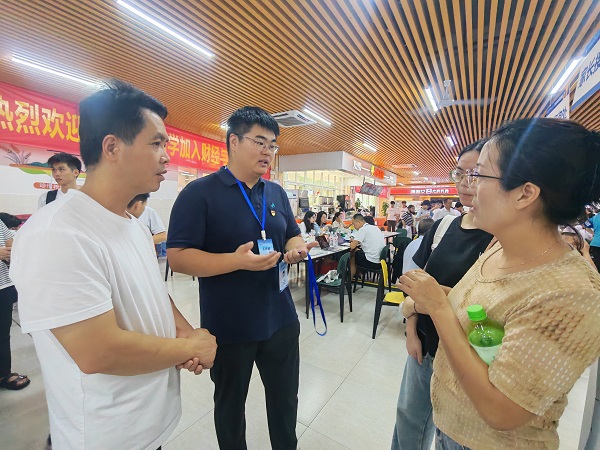 图3 辅导员解答家长问题