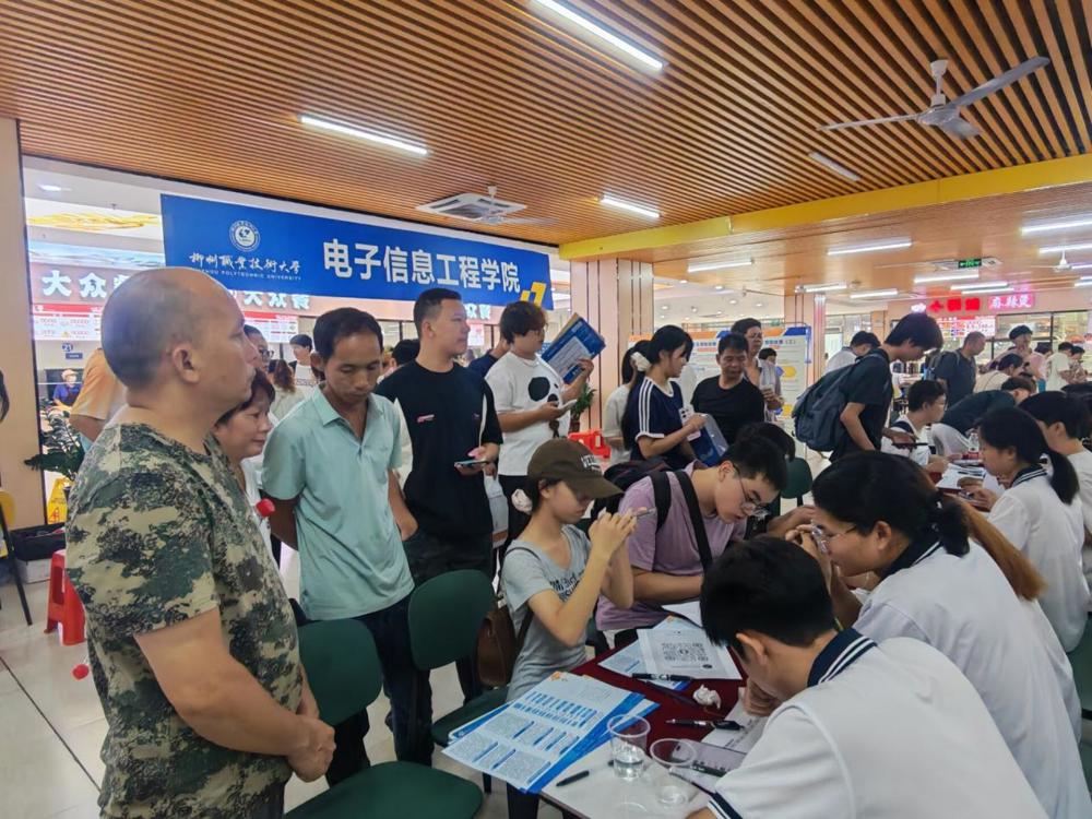 图2 新生报到现场