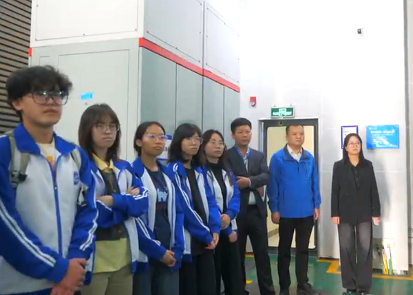 周虹带领师生团队参观柳州移动数据中心机房