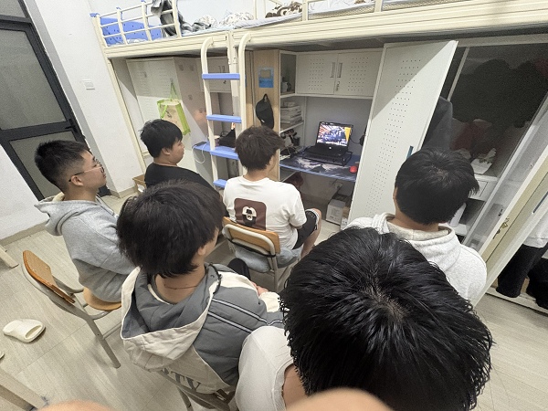 2025级同学在宿舍以宿舍为单位集中观看