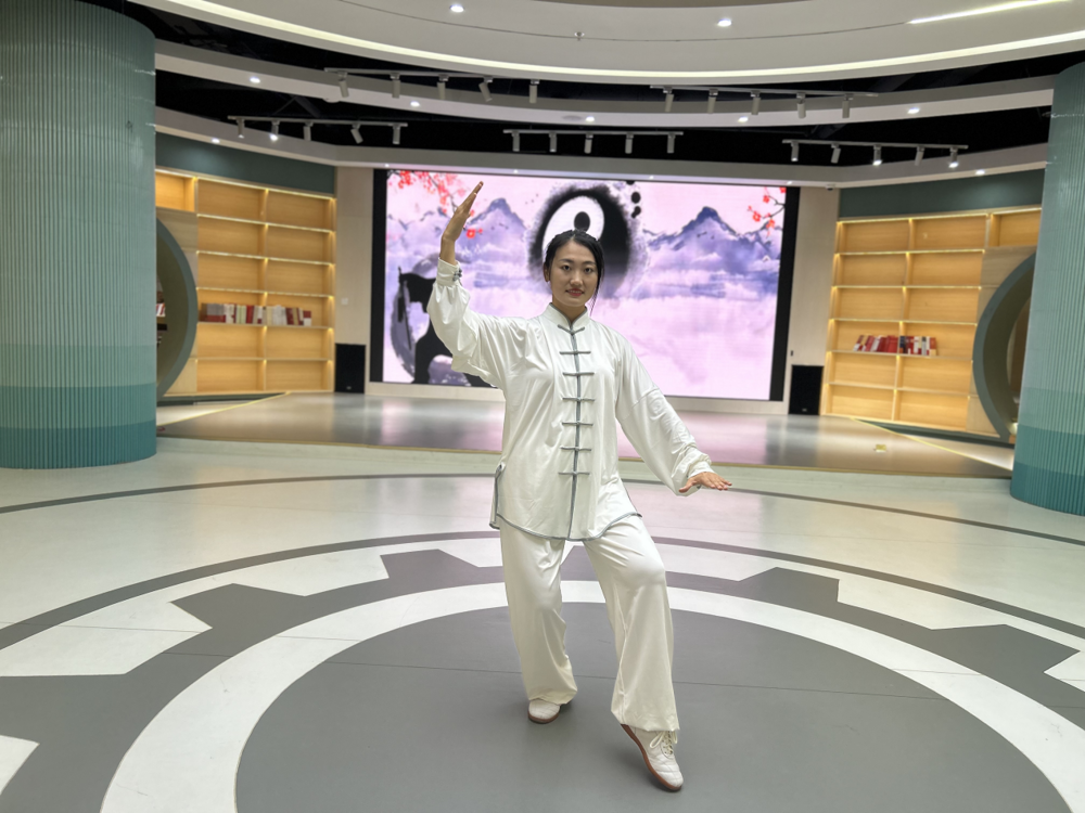 张新秀老师在拍摄太极微课