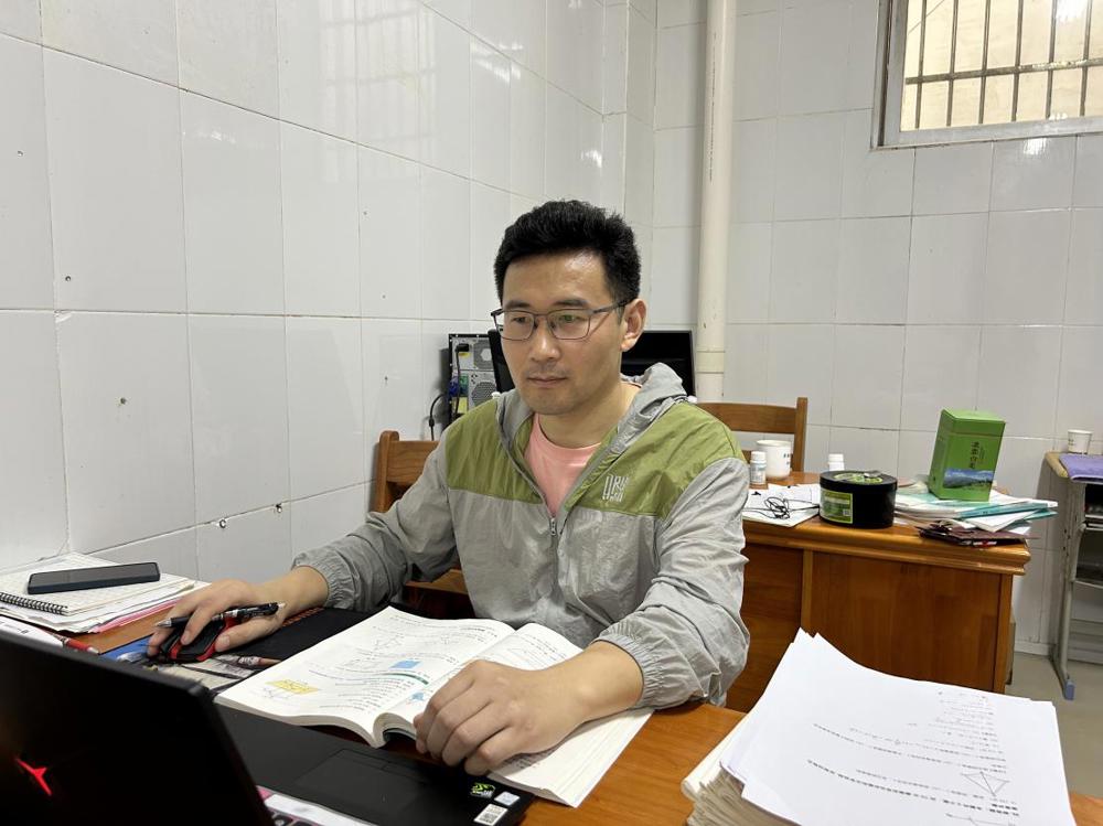 肖聚德老师在凌云县职业技术中专教研室备课