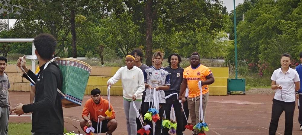 参加背篓绣球竞技的留学生