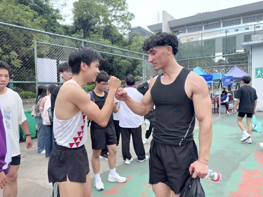 中外选手互相鼓励加油