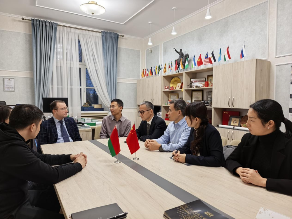 我校代表团与白俄罗斯国立技术大学尤里副校长座谈会