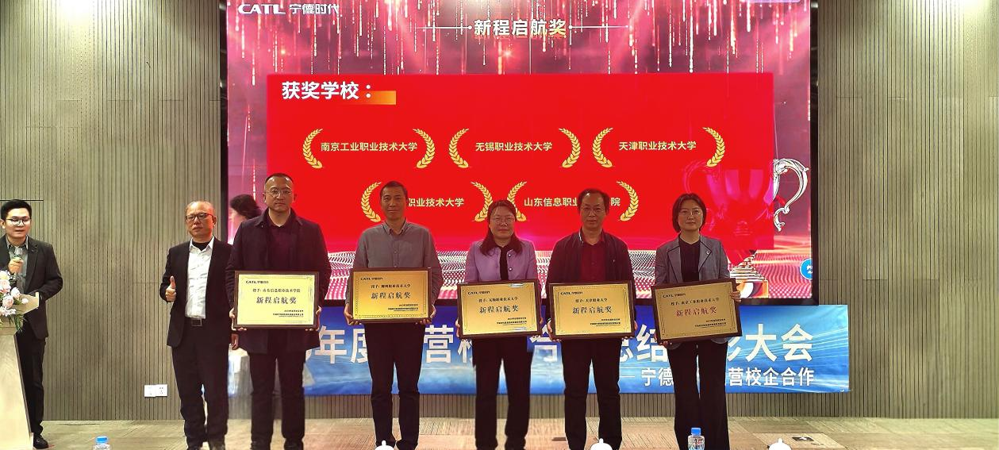 王富春代表学校领奖