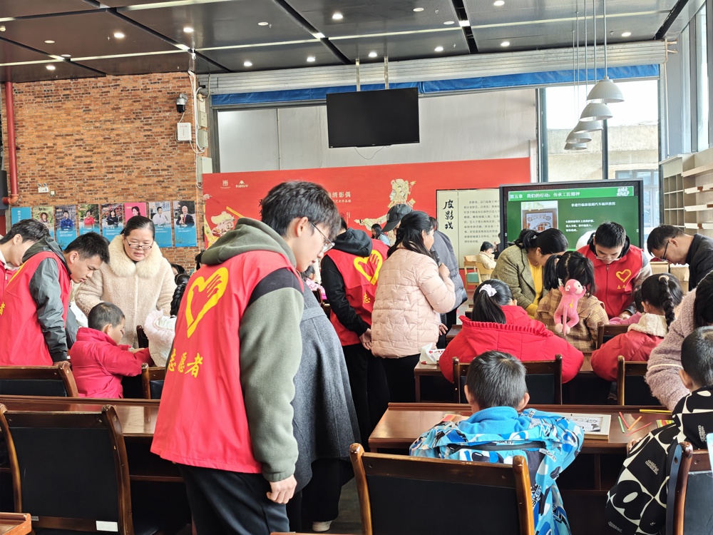 志愿者们在工业博物馆指导100组家庭开展竹编技艺互动课程