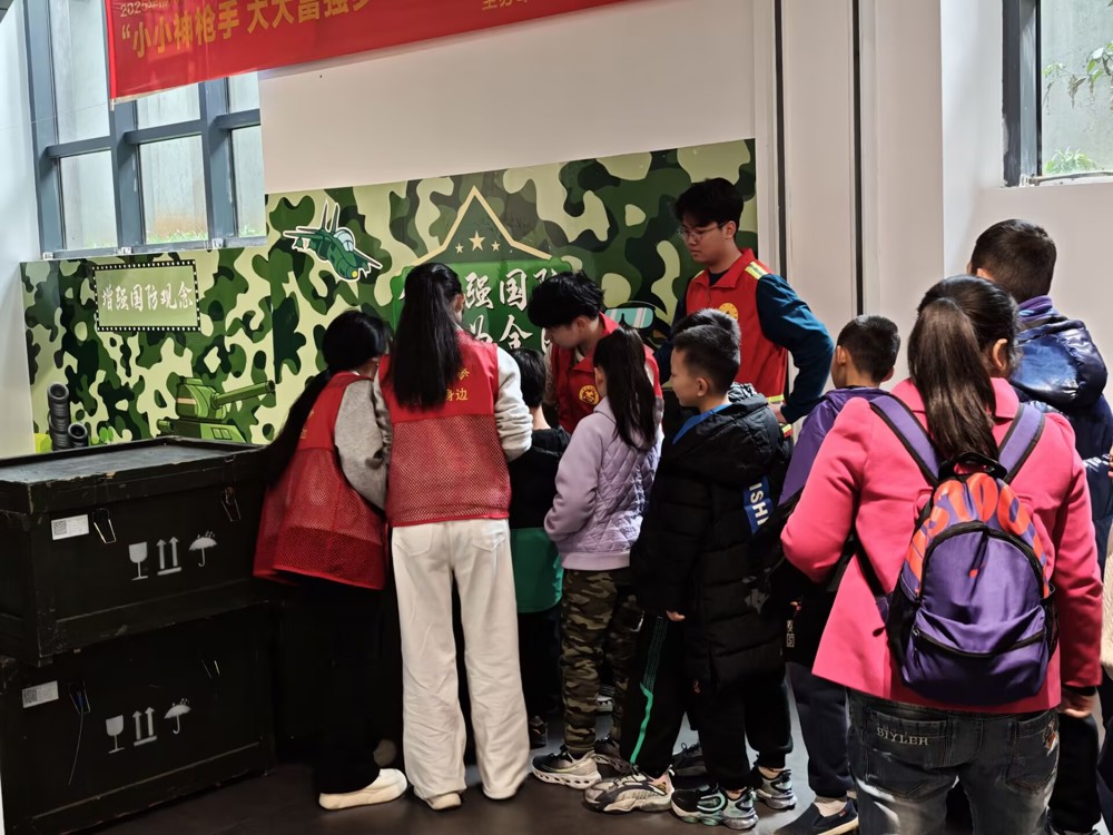 志愿者在柳州军事博物馆用童趣语言为孩子们讲解军事知识