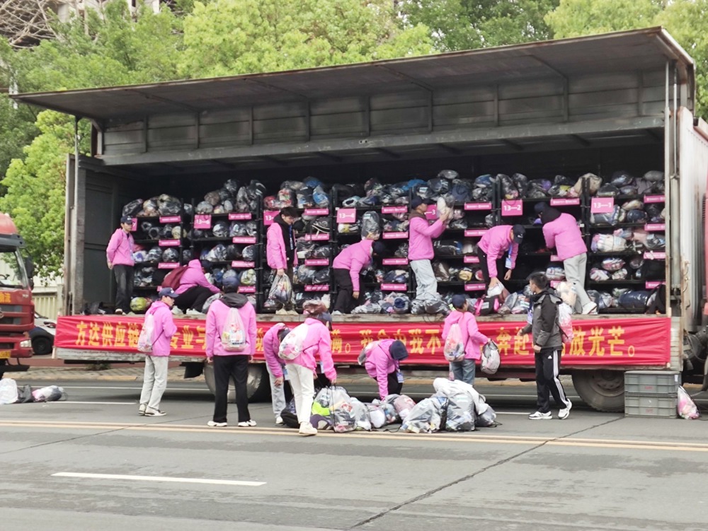 志愿者为运动员存取个人物品