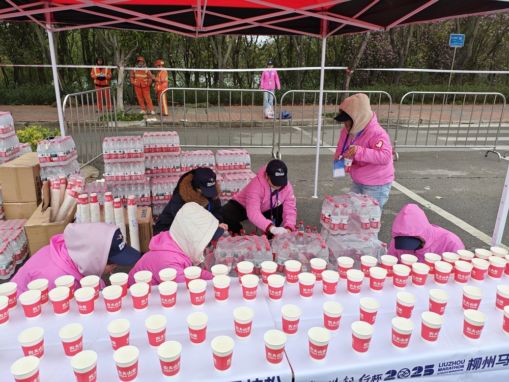 志愿者分装物资