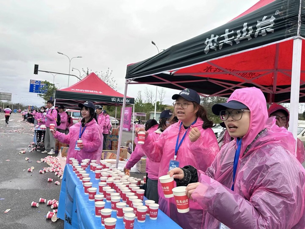 志愿者为运动员呐喊助威