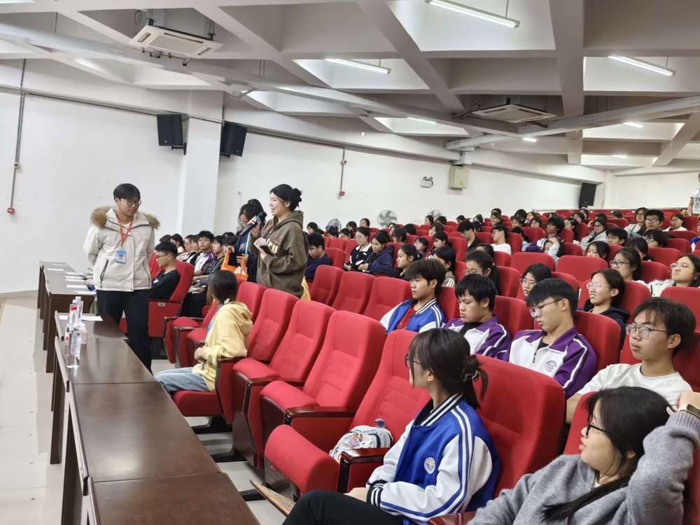 学子踊跃抢答知识提问环节