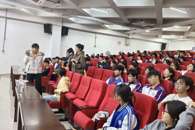 校青年志愿者服务总队开展“爱无‘艾’惧，共护健康”活动