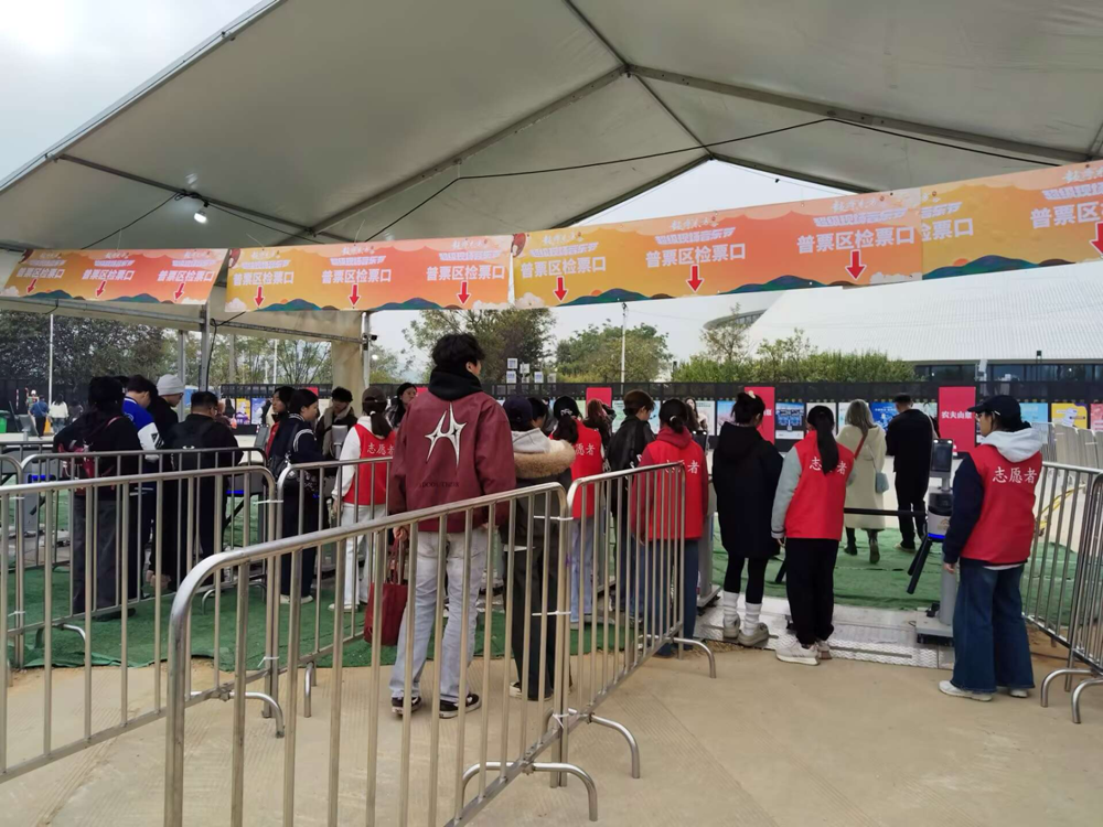 入口处，志愿者忙而有序