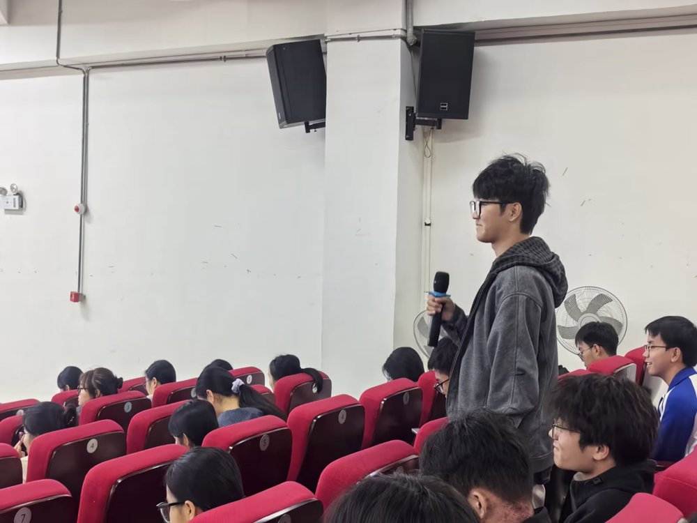 同学们积极回答问题