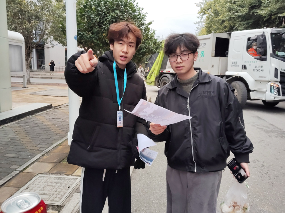 志愿者持单指引活动现场