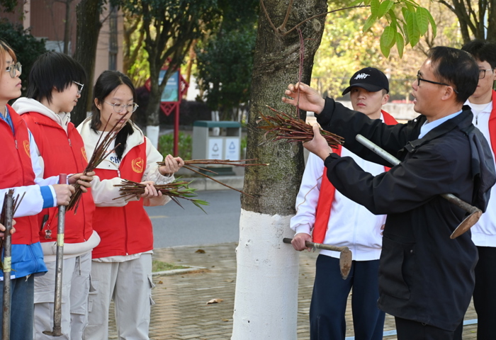 我校师生共同开展2026年“‘植’此青绿，绿动校园”活动