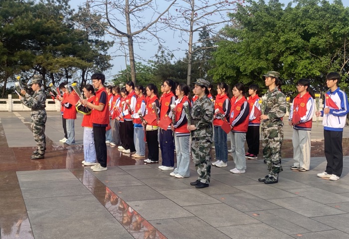 清明祭英烈，薪火永相传——我校团员青年赴柳州烈士陵园祭扫