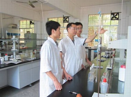 覃俊达老师进行实验操作示范