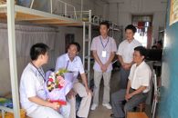 学院党委开展“七一”慰问党员活动